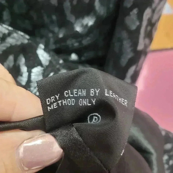 Pamela McCoy Black Leather Animal Print Zip Front Jacket - Picture 7 of 7